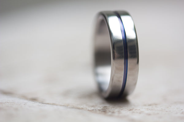 Polished titanium ring with blue anodized inlay (00016_7N)