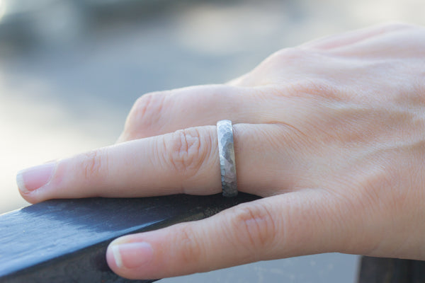 Hammered titanium ring (00021_4N)