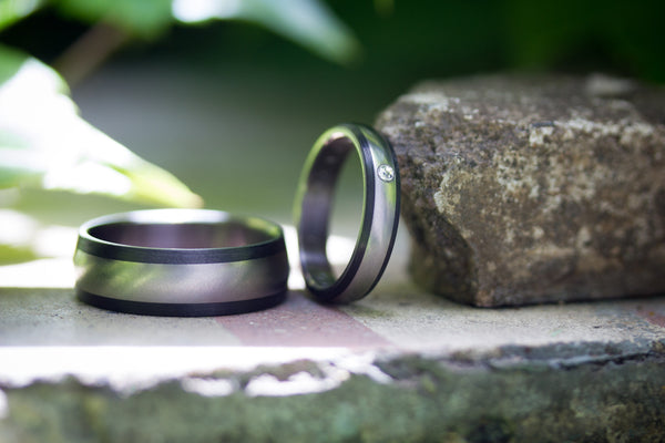 Titanium and carbon fiber wedding bands with a Swarovski (00302_4S1_7N)