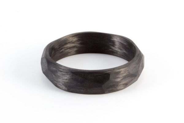 Hammered carbon fiber ring (00111_5N)