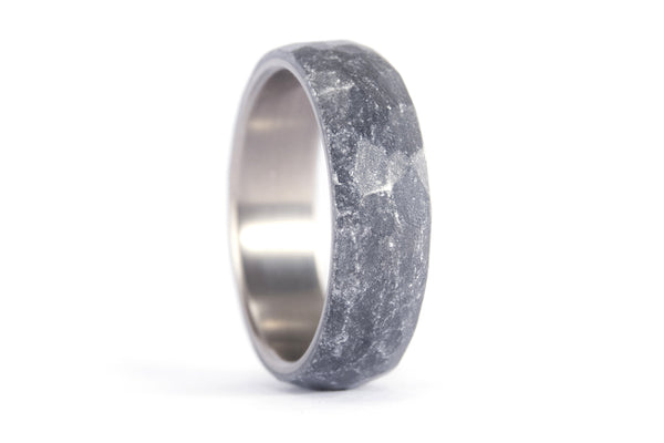 Titanium and silver resin hammered wedding bands. (01303_4N7N)