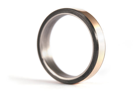 18ct gold, titanium and carbon fiber ring (00556_4N)