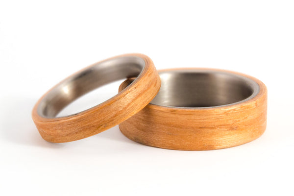 Titanium and oak bentwood wedding bands (00502_4N7N)