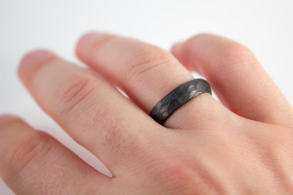 Hammered carbon fiber ring (00111_5N)